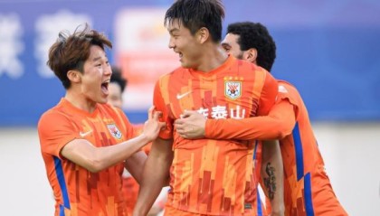 世界杯预选赛下载-【中超】 吴兴涵郭田雨头球朱挺染红 泰山2比0青岛